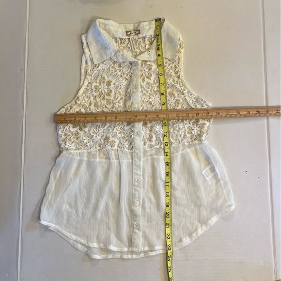 Kirra sheer sleeveless lace button up top. White gold accents small. - Picture 6 of 8